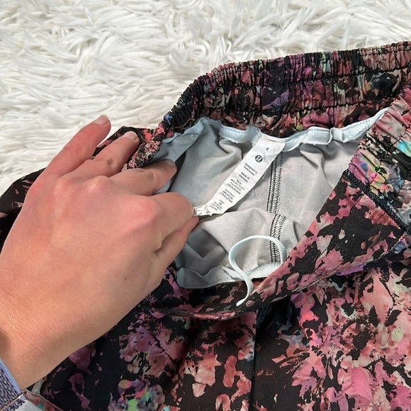 Lululemon Hotty Hot Low-Rise Lined Short 4" Stencil Blossom Red Multi - Picture 2 of 4